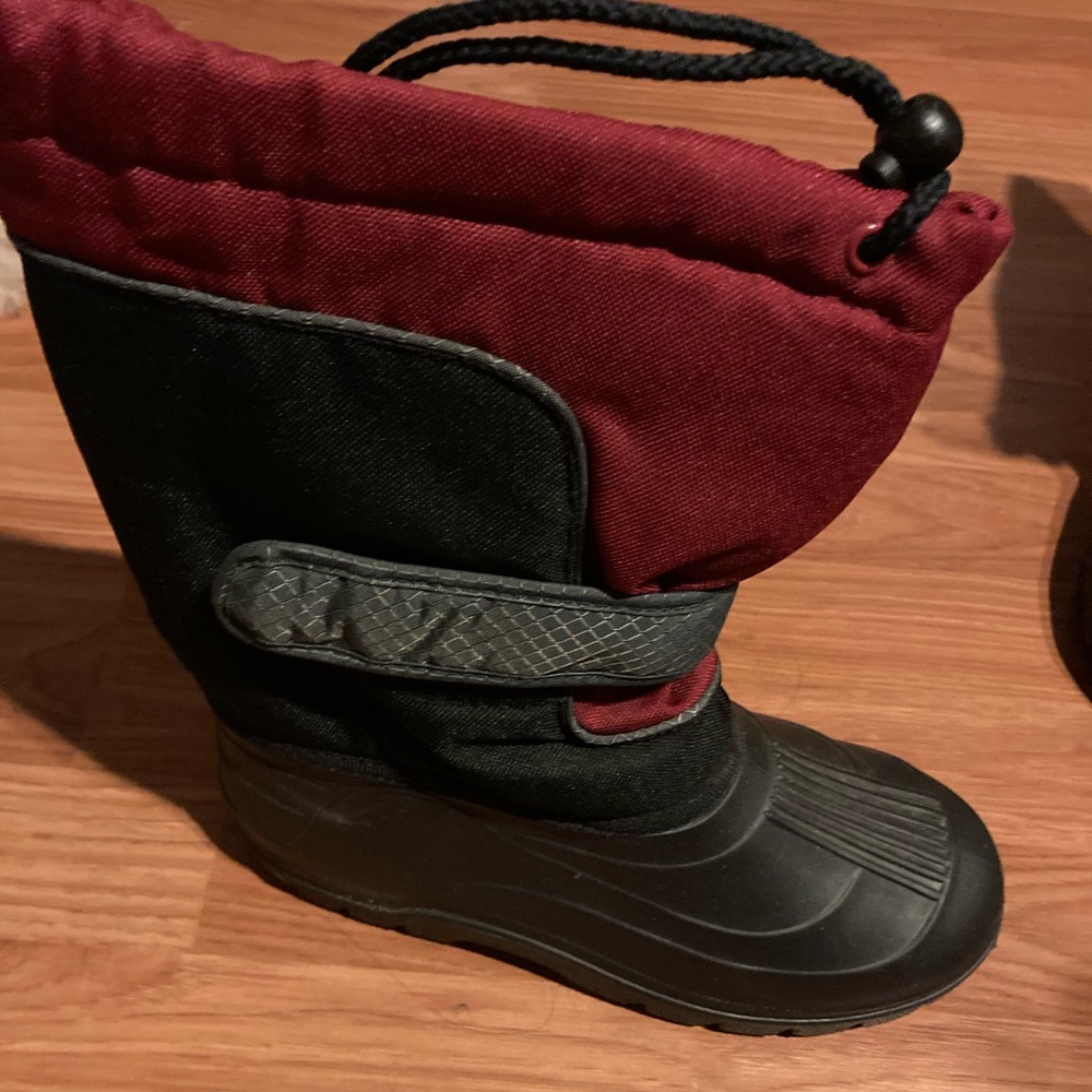 New, clean and nice never used snow boots , not needed In Florida